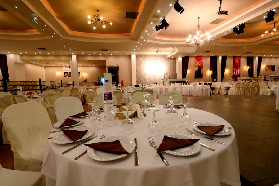 Στρογγυλό τραπέζι δεξίωσης στο Garden Hall